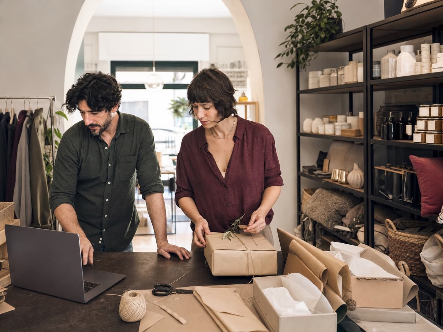 Professionisti al lavoro nel settore Ecommerce, negozi e aziende di vendita
