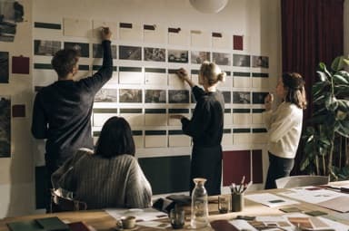 Team che pianifica format di contenuto ricorrenti